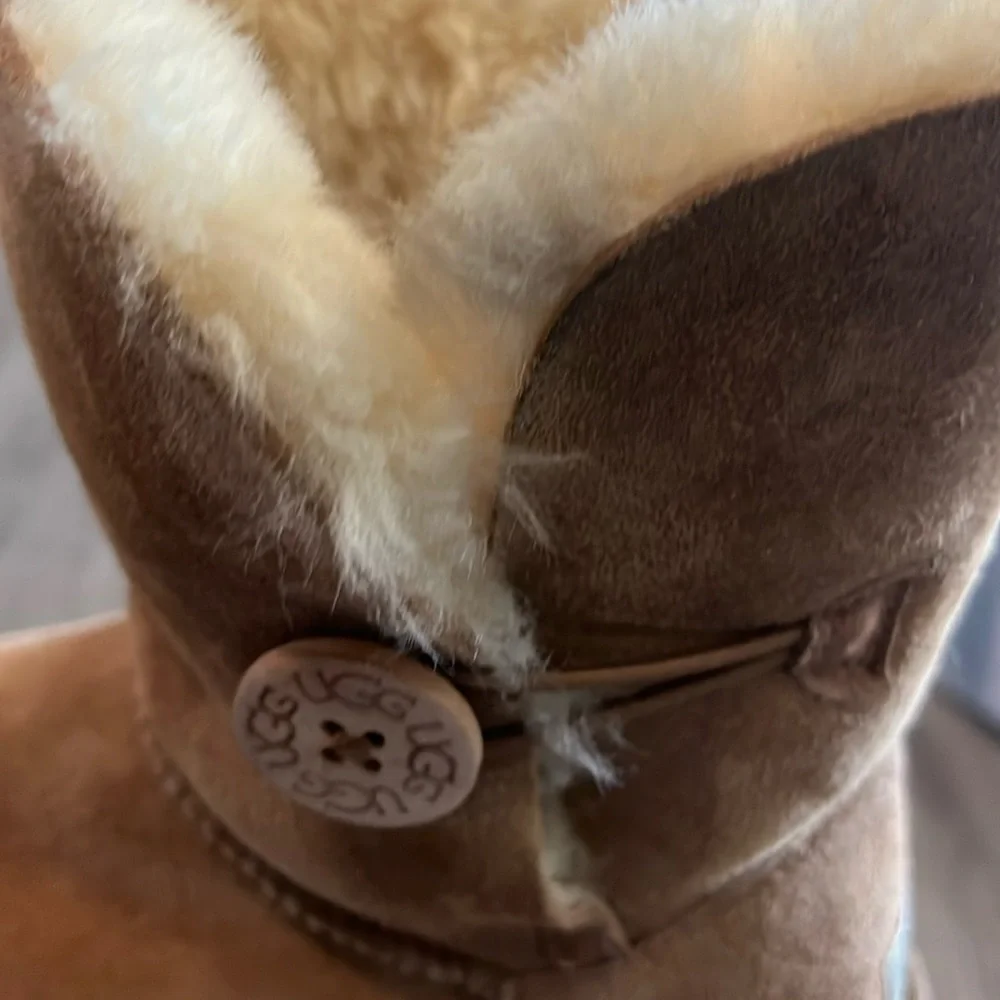 Women's Tan Shearling Boots by UGG💙A little  Discolor✅